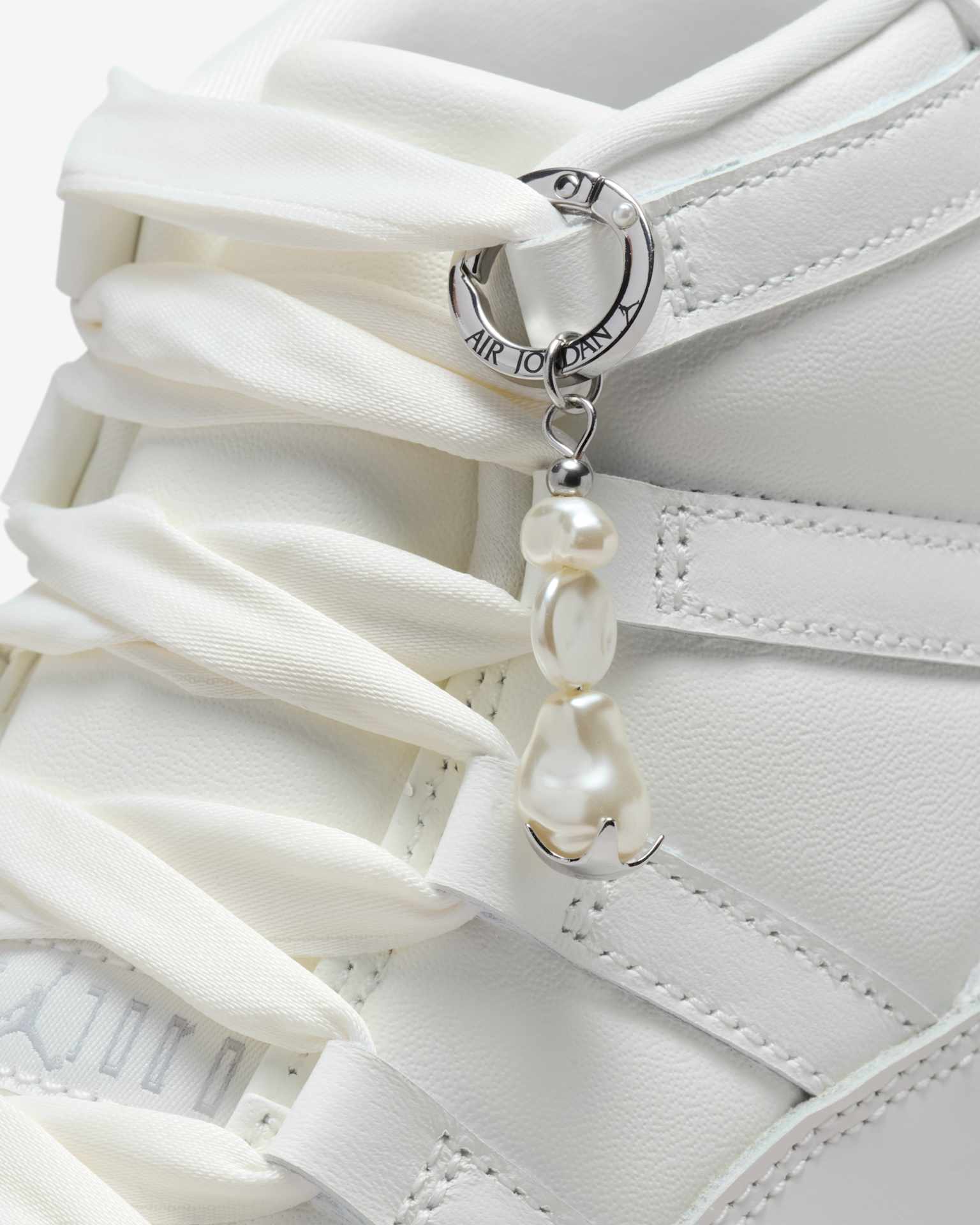 ウィメンズ エア ジョーダン 11(Pearl)[AR0715-110]の商品画像(4枚目)