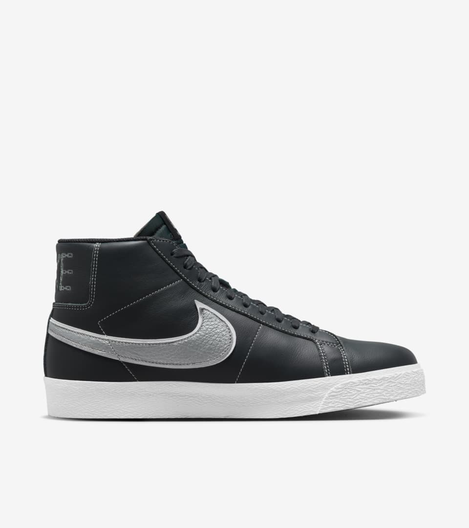 NIKE SB ズーム ブレーザー MID x Mason Silva(Dark Obsidian and Metallic Silver)[DZ7260-400]の商品画像(3枚目)