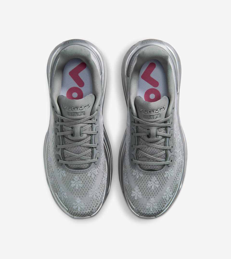 ウィメンズ ボメロ プレミアム(Geyser Grey and Metallic Silver)[IQ0028-001]の商品画像(4枚目)